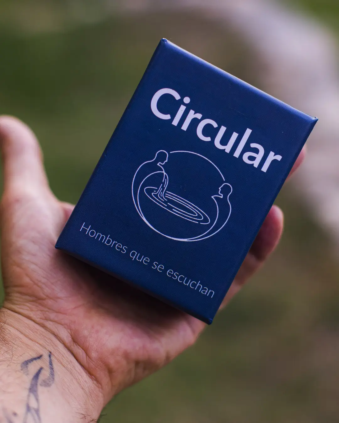 Caja azul del juego Circular en una mano